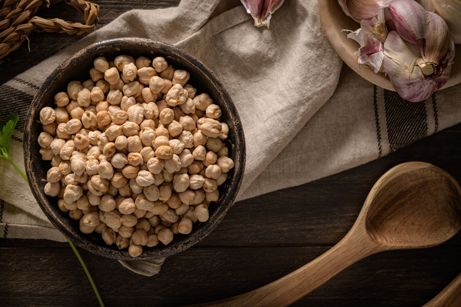 Garbanzos en un bol en un bodegón rural